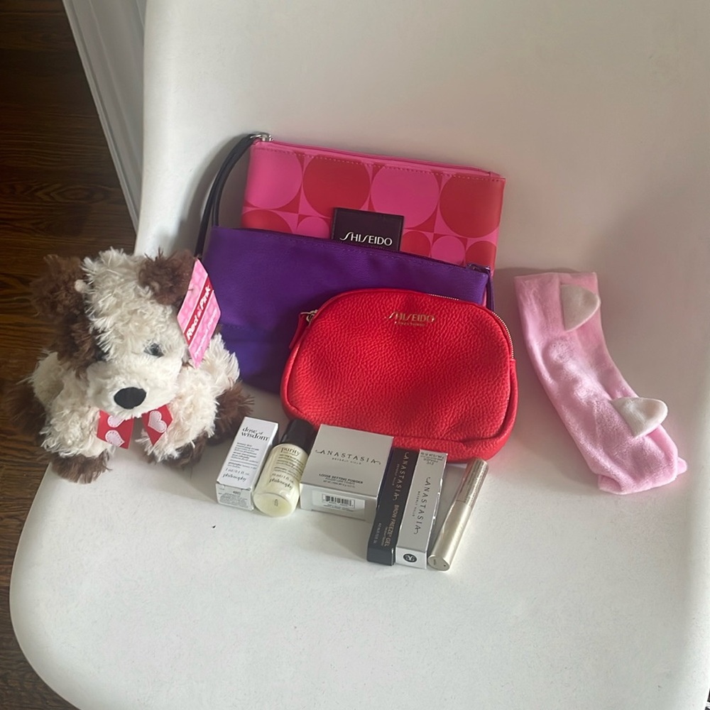 Precious Puppy 🐶 11 piece beauty! Shiseido makeup bag Anastasia philosophy NWT
